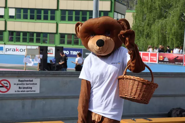 Ein lustiges Maskottchen sorgte für die nötige Motivation bei den Läuferinnen und Läufern. | Foto: Nimpf