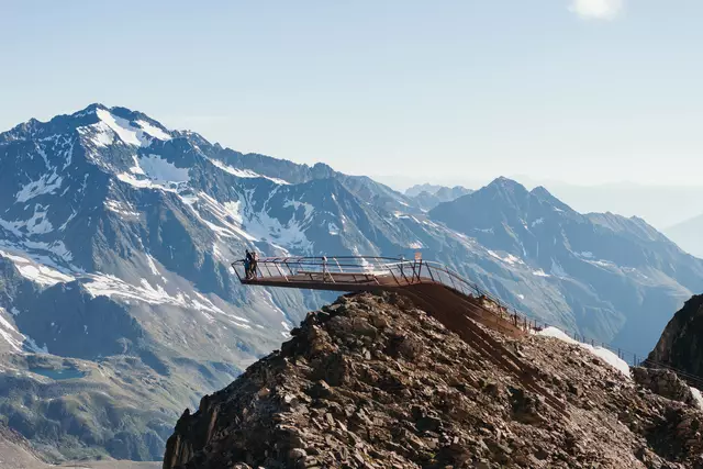 Auf einer Seehöhe von 3.210 Metern begeistert die Gipfelplattform „TOP OF TYROL“, die dank der Eisgrat- und Schaufeljochbahn leicht erreichbar ist. | Foto: Andre Schönherr