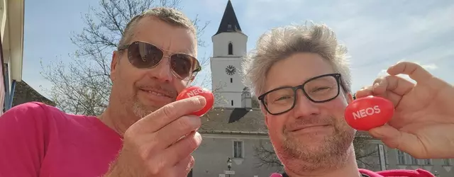 Christian Spandl und Gemeinderat David Behling bei der Verteilaktion in St. Andrä-Wördern. | Foto: NEOS