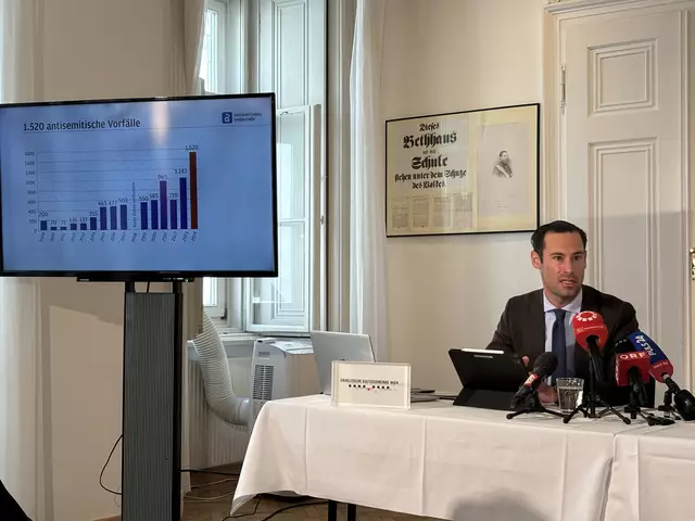 Leiter der Meldestelle und Generalsekretär Benjamin Nägele beim Termin am Mittwoch. | Foto: Barbara Schuster/MeinBezirk