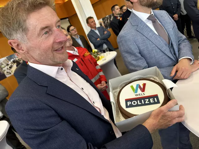 Als Willkommensgeschenk für den neuen Stadtpolizeikommandanten Stefan Müller gibt es eine Torte von der Welser Politik. | Foto: MeinBezirk/Braun