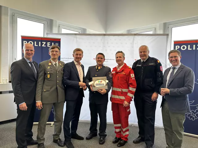 Gemeinsam für die Welser Sicherheit: Der neue Stadtpolizeikommandant Stefan Müller (Mitte) bei seiner förmlichen Ernennung mit hohen Vertretern der Stadt, des Militärs, der Feuerwehr und des Roten Kreuzes. | Foto: MeinBezirk/Braun