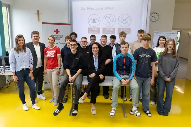 In der Polytechnischen Schule Mattsee fand am 22.4.2025 der Workshop „Psychische Erste Hilfe“ statt. Im Bild: Landesrätin Daniela Gutschi (Mitte) mit v.l. Caroline Lamprecht (Workshopleiterin), Anton Lettner (Landesleiter des Jugendrotkreuzes Salzburg), Andrea Neuhofer (Geschäftsführerin Jugendrotkreuz Salzburg) und Schülerinnen und Schüler der Polytechnischen Schule Mattsee | Foto: Land Salzburg/Neumayr/Hofer