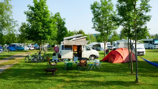 Camping ist mittlerweile für viele eine günstige Alternative zum klassischen Hotelurlaub. Doch mit der steigenden Beliebtheit steigen auch die Preise an. | Foto: stock.adobe.com/Symbolfoto