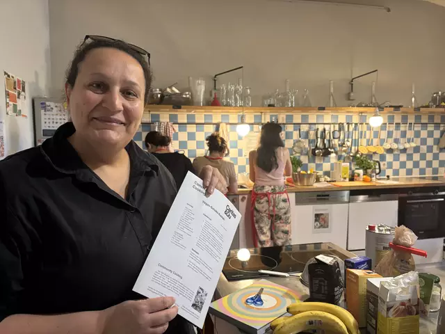 Salwa Salib ist bei der Caritas im Projektteam des "Community Cooking". Sie hilft dabei, dass man sich in der Gemeinschaftsküche willkommen fühlt.  | Foto: Michael Marbacher/MeinBezirk