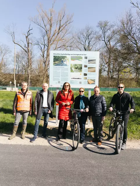 Straßenbelag-Experte Wolfgang Aiblinger (2. v. l.), Stadträtin Ulli Sima (3. v. l.) und Bezirksvorsteher Gerald Bischof (2. v. r., beide SPÖ) bei der Teststrecke im Draschepark. | Foto: Stadt Wien/Lukas Fuchs
