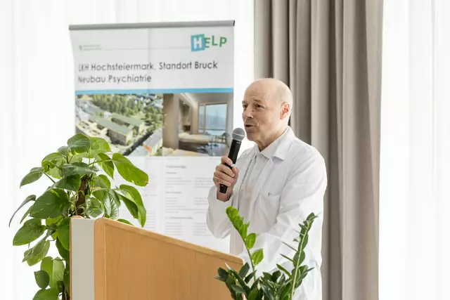 Der Ärztliche Direktor Erich Schaflinger übernahm die Begrüßungsworte. | Foto: Martin Meieregger