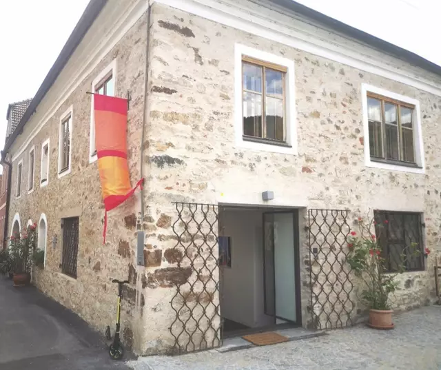 Aggsbach.art, das historische Gebäude am Platz mit Galerie für zeitgenössische Kunst.