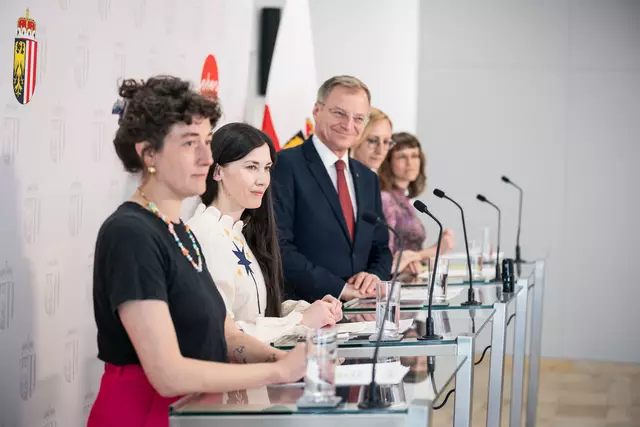 Sara Ostertag &amp; Julia Ransmayr (Künstlerische Co-Leitung), Landeshauptmann Thomas Stelzer, Kulturdirektorin Margot Nazzal, Anja Lang (Festivalleitung) | Foto: Land OÖ/Mayrhofer