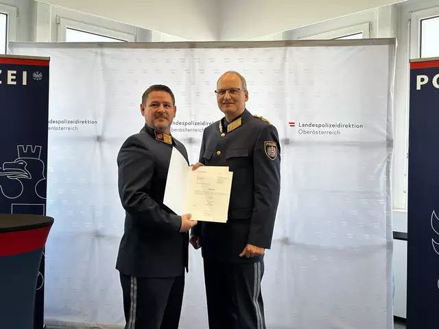 Der stellvertretende Landespolizeikommandant Günther Humer hielt die Laudatio für den neuen Welser Stadtkommandanten Stefan Müller und bestätigte diesen in seiner Funktion. | Foto: MeinBezirk/Braun