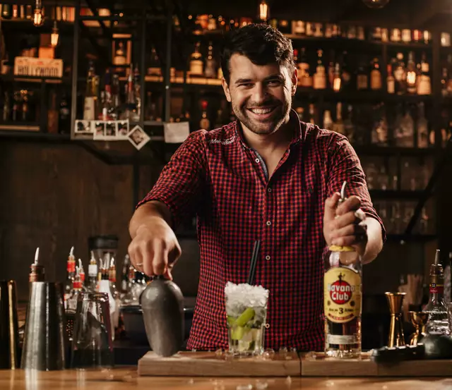 Tobi Lindinger, Inhaber der Mainstreet Bar in der Kirchdorfer Innenstadt, hat köstliche Cocktail-Tipps für den Frühling.  | Foto: Christoph Weiermair