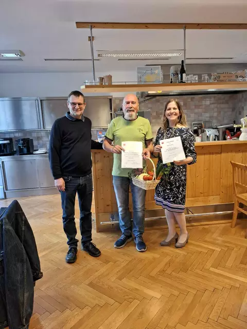 Harald Klotz mit zwei Geehrten: Präsidentin Agnes Juen (re.) durfte sich über „die gelbe Banane am Band“ freuen, Vizepräsident Josef Trostberger erhielt einen Gemüsekorb. | Foto: Verein/Privat