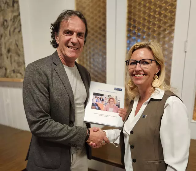 Margarete Insam-Polleros übergibt an Thomas Eichinger.  | Foto: NÖAAB