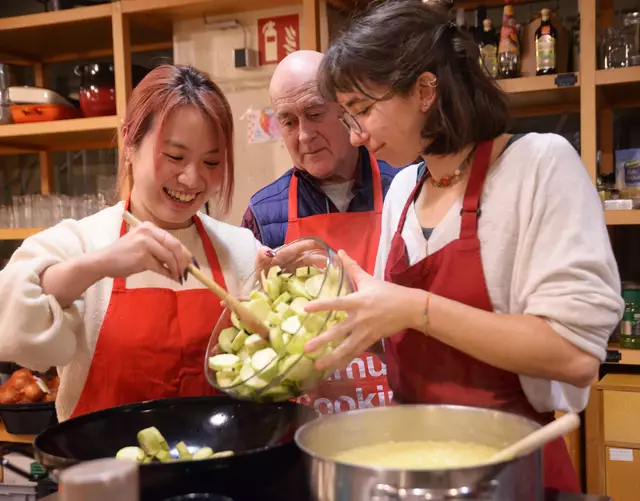 Einmal in der Woche trifft sich die Nachbarschaft der Brotfabrik und kocht, plaudert und isst gemeinsam. Willkommen sind alle mit Lust auf Gemeinschaft. | Foto: Mariana Kosovan