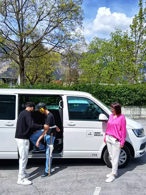 Praktische Übungen im Kleinbus: IVB-Lehrlinge erleben, wie wichtig kleine Hilfestellungen im öffentlichen Verkehr sind. | Foto: Seniorenpark HALLIT