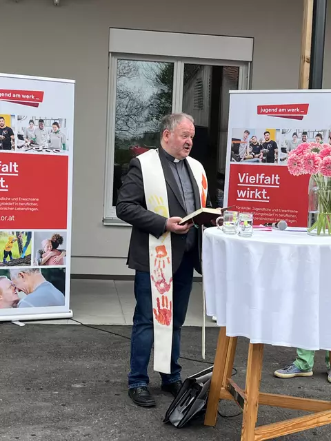 Pfarrer Johannes Fötsch segnete das Haus und die Bewohner. 