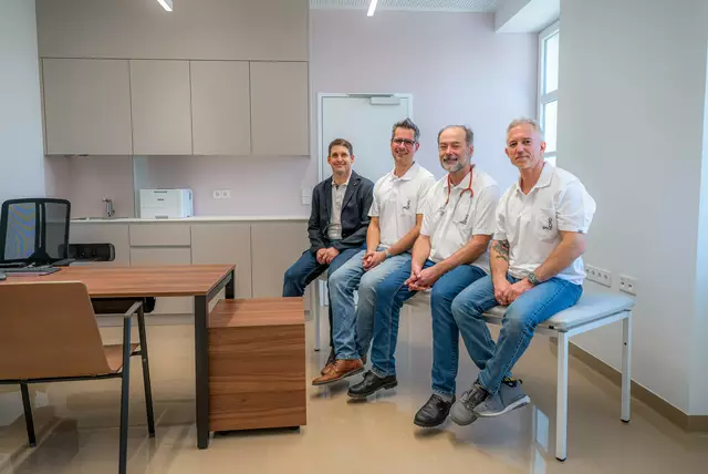 PVZ Nord-Manager Rafael Biro sowie die Ärzte Marco Tolino, Stefan Mrass und Martin Hosserek freuen sich schon auf die ersten Patientinnen und Patienten. | Foto: Krückel