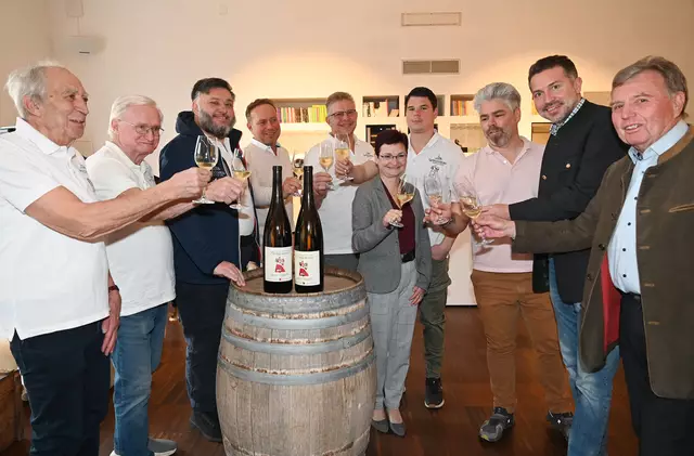 In Gumpoldskirchen wird auf den Königswein angestossen. | Foto: Pohl
