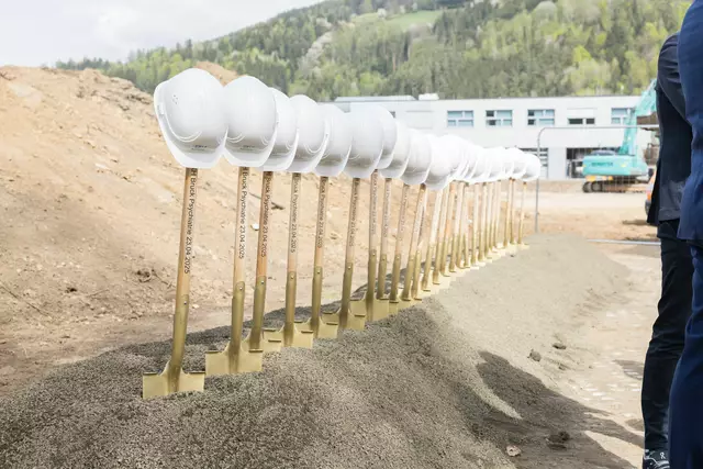 Alles bereit für den Spatenstich, der zum Glück noch bei strahlendem Sonnenschein stattfinden konnte. | Foto: Martin Meieregger