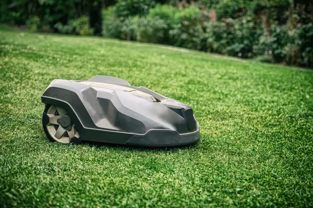 Mähroboter sind eine beliebte Lösung für die smarte Rasenpflege, da sie leise und abgasfrei mähen, Zeit sparen, geringe Betriebskosten verursachen und sich leicht bedienen lassen – inklusive automatischem Aufladen.  | Foto: stock.adobe.com/mpix-foto (Symbolfoto)