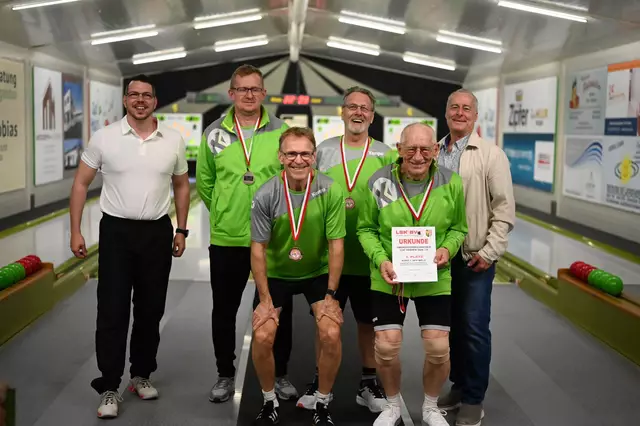 OÖ. Cup 24/25 
Drittplatzierte ASKÖ 1. SKV Wels
v.l. hinten: Zeilinger Patrick (Schiedsrichter), Kovacs Tamas, Grünauer Heinrich, Hiegelsberger Franz (Sportobmann)
v.l. vorne: Hubweber Kurt, Forster Franz