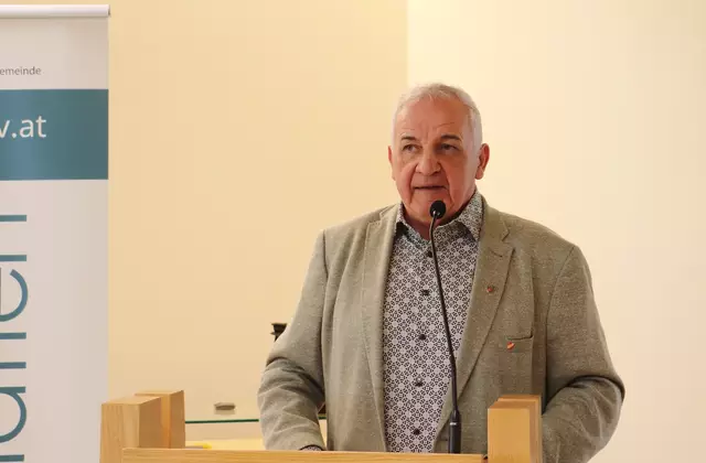 Die Gemeindeordnung sieht vor, dass die konstituierende Sitzung des Gemeinderates vom ältesten Gemeinderatsmitglied geleitet wird. In Premstätten ist dies Manfred Geißler (64), dem die Ehre zuteil wurde, seine Kollegen anzugeloben. Geißler ist ein erfahrener Kommunalpolitiker und engagierte sich schon in der Altgemeinde Zettling als Gemeinderat und Kurzzeitbürgermeister.  | Foto: Edith Ertl