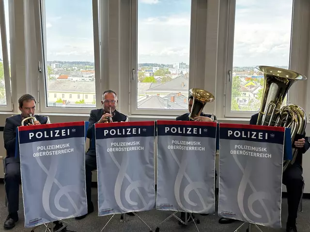 Die Polizeimusik schaffte einen feierlichen Rahmen bei der Ernennung von Stefan Müller zum Welser Stadtpolizeikommandanten. | Foto: MeinBezirk/Braun
