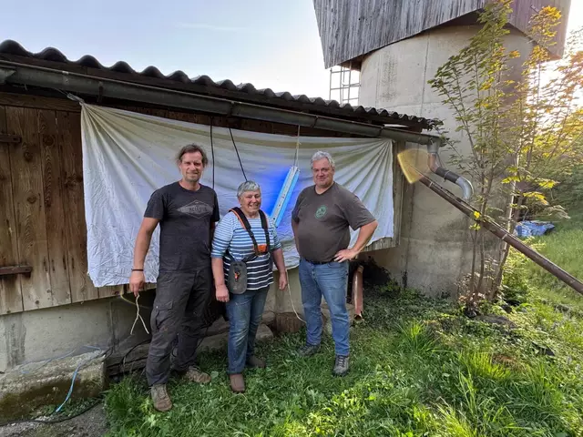 Gernot Kunz (l.) und Bernd Wieser richteten u. a. bei Erna Zachenhofer in Bad Gleichenberg ein Leuchtfeld ein.  | Foto: Wieser