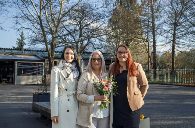Von links: Sabrina Laure, Friedhofsverwaltung, Pächterin Raffaela Theuermann und Vizebürgermeisterin Sarah Katholnig | Foto: Stadt Villach/Bereslavskaya
