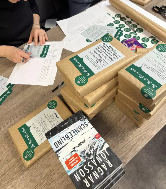 Das Verpacken der "Buch Blind Dates". | Foto: Agnes Mutschler/Thalia