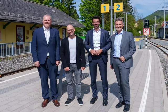 Frühjahrs-Bauarbeiten auf der Mariazellerbahn: NÖVOG Geschäftsführer Michael Hasenöhrl, Bürgermeister Martin Robausch, Landeshauptfrau-Stellvertreter Udo Landbauer und NÖVOG-Geschäftsführer Wolfgang Schroll besichtigten den modernisierten Bahnhof Kirchberg. | Foto: Bollwein/NÖVOG