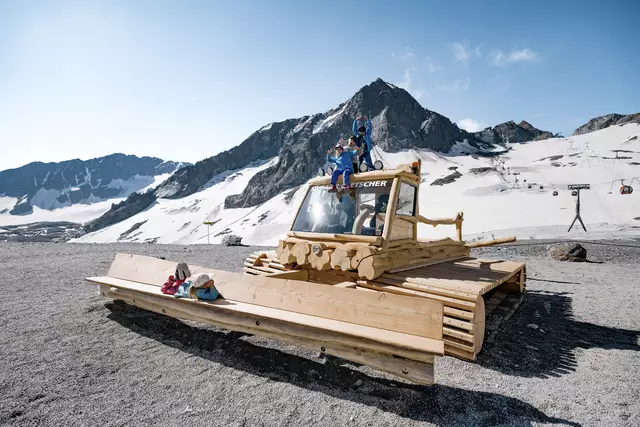 An der Bergstation Eisgrat des Stubaier Gletschers auf 2.900 Meter Seehöhe lädt ein Höhenspielplatz mit einem sechs Meter hohen Holz-Mammut und einer maßstabsgetreuen Holz-Pistenraupe zum Klettern, Rutschen und Toben ein. | Foto: Alpsolut Pictures / Johannes Mair