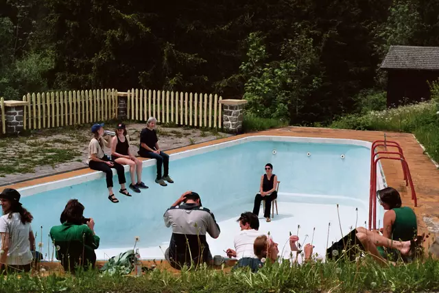 Auch ein leeres Schwimmbecken inmitten der Bergwelt ist ein guter Platz für Kunst und Künstler. | Foto: S.Salvemini/medienfrische