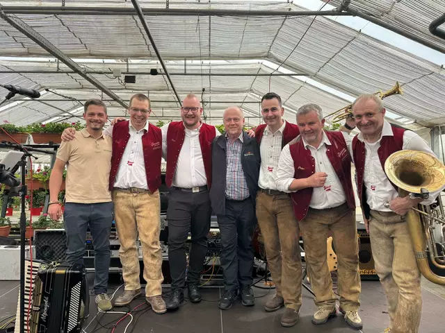 Gute Laune in der Blumenwelt bei Junior (li.) und Senior (Mi.) Josef Norz mit den Goldriedern am Tag der offenen Gärtnerei. | Foto: Norz