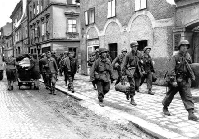 Befreite KZ-Insassen und amerikanische Soldaten in der Rudolfstraße. | Foto: Stadtarchiv Linz