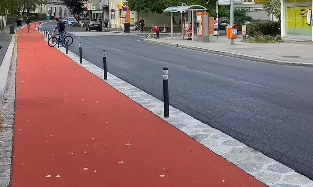 Der erste Teil des "Radhighways" in der Lederergasse ist bereits 2023 fertiggestellt. Nun soll dieser bis zur Petzoldstraße ausgebaut werden. | Foto: MeinBezirk/Archiv