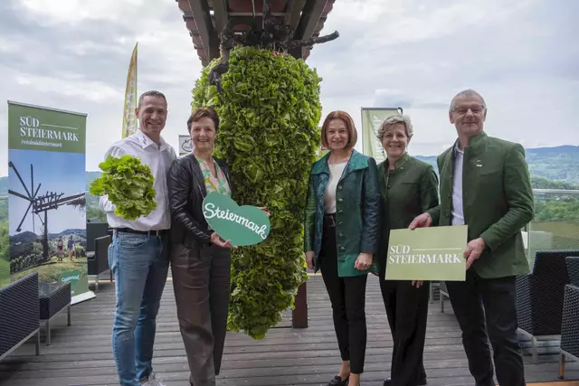 Grazer Krauthäuptel-Bauern gratulieren zum 70er der Südsteirischen Weinstraße, Personen am Bild V.l.: Markus Hillebrand, Sprecher der Grazer Krauthäuptel-Bauern; Vizepräsidentin Maria Pein; Agrarlandesrätin Simone Schmiedtbauer; Evelyn Schweinzger, Geschäftsführerin Tourismusverband Südsteiermark und Herbert Germuth, Vorsitzender Tourismusverband Südsteiermark | Foto: LK Steiermark-Danner