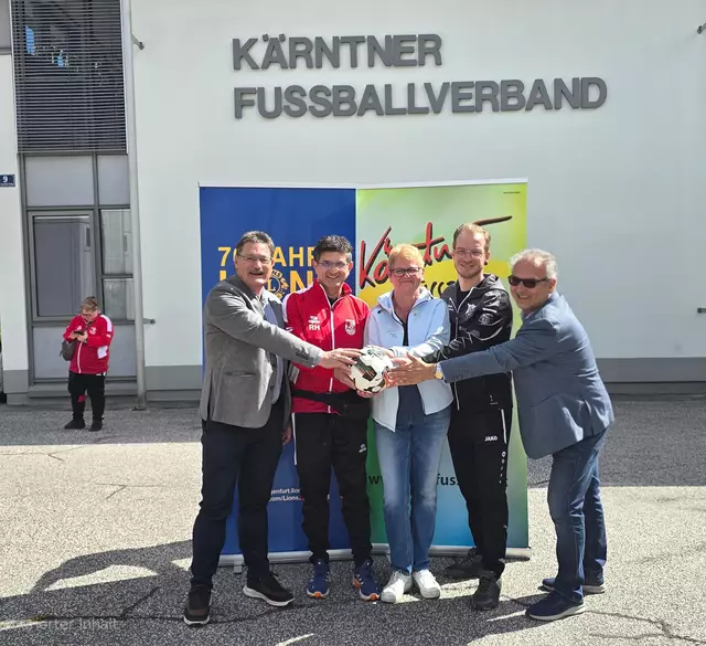 Lions-Mastermind Peter Tiefling, ASCO ATSV Wolfsberg-Trainer Robert Haberfellner, KFv-Vize-Präsidentin Tamara Krammer, Wöfnitztrainer Georg Hruschka und 70 Jahre Lions Klagenfurt Präsident Heimo Kramer (v. l.) freuen sich über das neue Fußballreferat.  | Foto: Kramer/KK