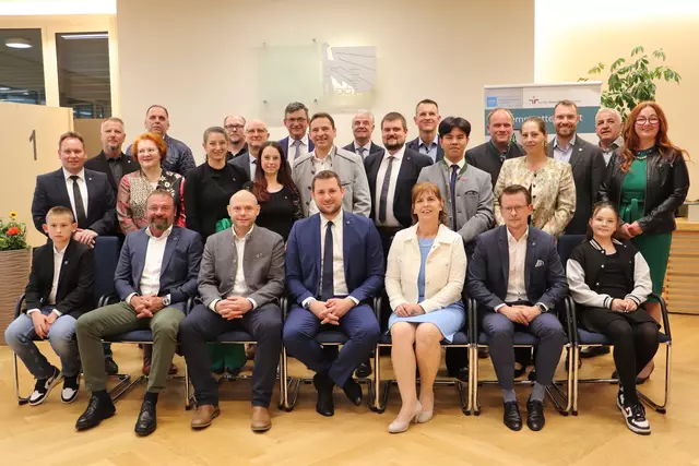 Stellen nunmehr die Weichen für Premstätten: Gemeindevorstand und Gemeinderat im Bild mit den Kinderbürgermeistern (außen) | Foto: Edith Ertl