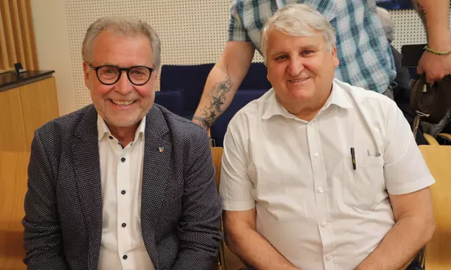 Jahrzehnte gestalteten Gerhard Gangl und Karl Penz die Gemeinde mit. Bei seiner Angelobung zum Bürgermeister dankte Matthias Pokorn den ehemaligen Kommunalpolitikern sowie in Abwesenheit Werner Offenbacher für ihren Einsatz | Foto: Edith Ertl
