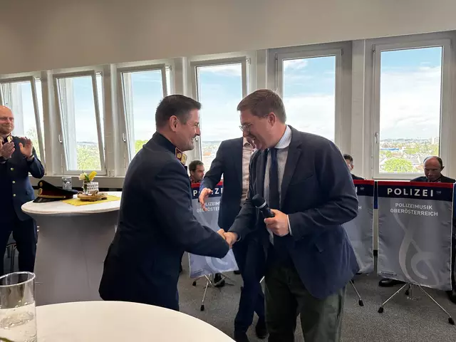 Der Welser Bürgermeister Andreas Rabl heißt den neuen Stadtkommandanten Stefan Müller willkommen. | Foto: MeinBezirk/Braun