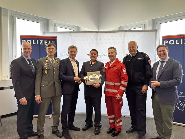 Gemeinsam für die Welser Sicherheit: Der neue Stadtpolizeikommandant Stefan Müller (Mitte) bei seiner förmlichen Ernennung mit hohen Vertretern der Stadt, des Militärs, der Feuerwehr und des Roten Kreuzes. | Foto: MeinBezirk/Braun