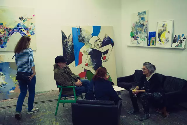 Im Zentrum des Grätzl Art Open stehen Begegnung und Austausch: Künstlerinnen und Künstler können befragt, Kunstwerke können bestaunt – und bei Gefallen auch erworben werden. | Foto: Niko Mayr