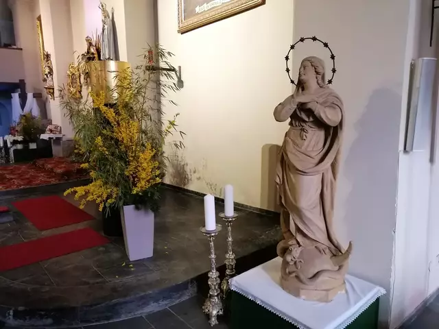 Die Marienstatue des damaligen Prangers befindet sich in der Pfarrkirche Lembach – und zwar derzeit rechts vom Altar.  | Foto: Andrea Gierlinger