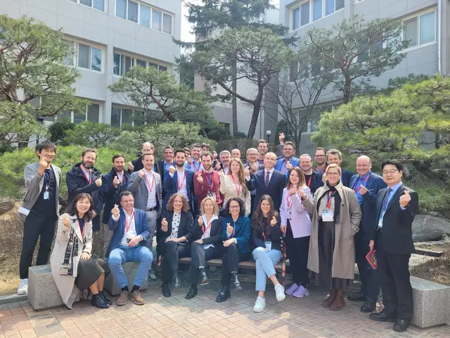 Die österreichische Delegation bei einem Besuch an der renommierten Mirim Meisterschule in Seoul – Manfred Schweiger vom BUZ Neutal (2. von links, vorne) mittendrin im Austausch mit Bildungsexpertinnen und Experten.  | Foto: Manfred Schweiger