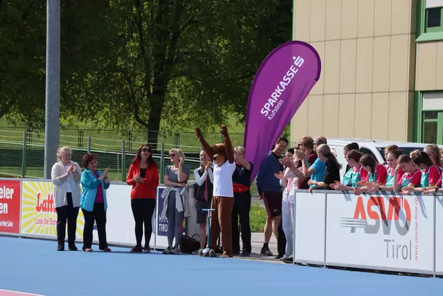 Jede Gruppe lief acht Minuten um den Platz. Währenddessen standen die nächsten nach und nach in den Startöchern. | Foto: Nimpf