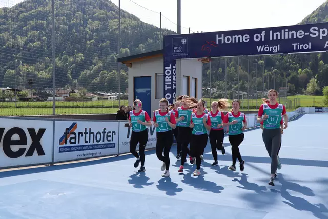 Rund 220 Schülerinnen und Schüler der BFW Wörgl sowie 20 weitere der HLW FW Kufstein liefen fleißig zugunsten des Sozialmarktes in Wörgl. | Foto: Nimpf