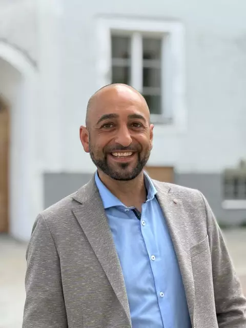 Michael Jevsinek ist bei der Stadtgemeinde Hallein tätig.  | Foto: Stadtgemeinde Hallein