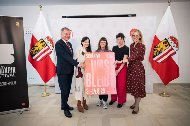 Von links: Landeshauptmann Thomas Stelzer, Julia Ransmayr, Anja Lang, Sara Ostertag, Kulturdirektorin Margot Nazzal. | Foto: Land OÖ/Mayrhofer