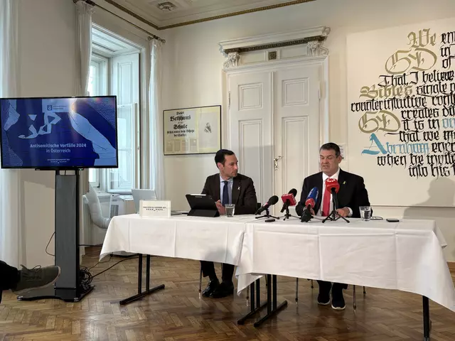 Meldestellenleiter Benjamin Nägele und IKG-Präsident Oskar Deutsch präsentierten den Bericht am Mittwoch. | Foto: Barbara Schuster/MeinBezirk